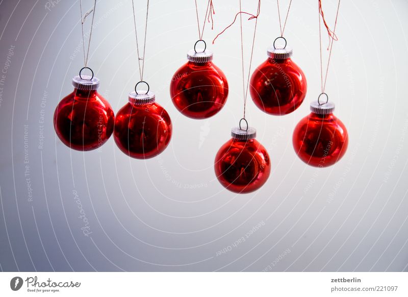 Weihnachtskugeln Christbaumkugel hängend rot Weihnachten & Advent Haken Dekoration & Verzierung Hintergrund neutral Menschenleer 6 nebeneinander Glas glänzend