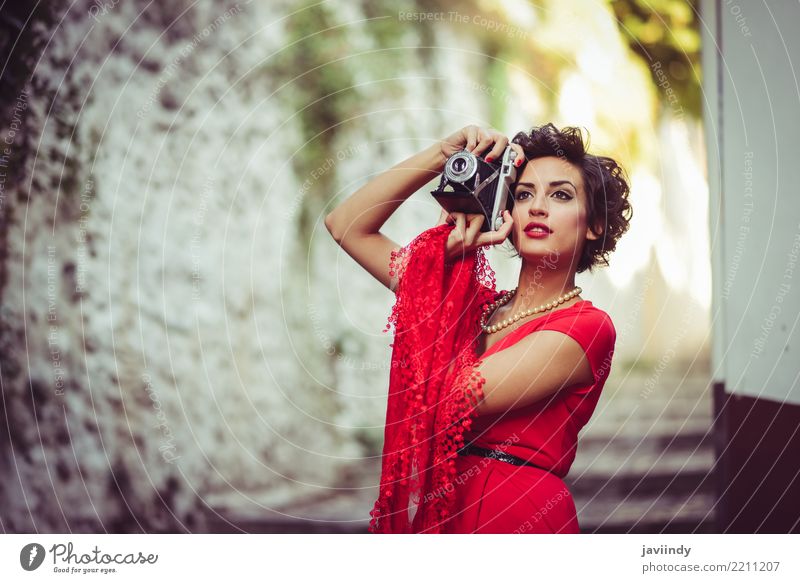 Frau, die das rote Kleid macht Fotos mit einer alten Kamera trägt Reichtum elegant Stil Design Glück schön Haare & Frisuren Schminke Sommer Fotokamera Mensch