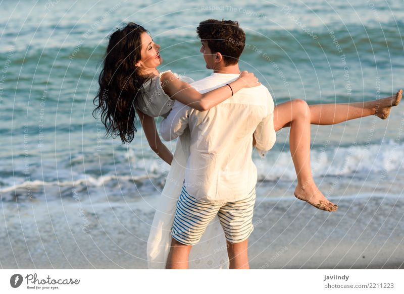 Junges glückliches Paar, das in einen schönen Strand geht. Lifestyle Freude Glück Haare & Frisuren Ferien & Urlaub & Reisen Sommer Meer Mensch maskulin feminin