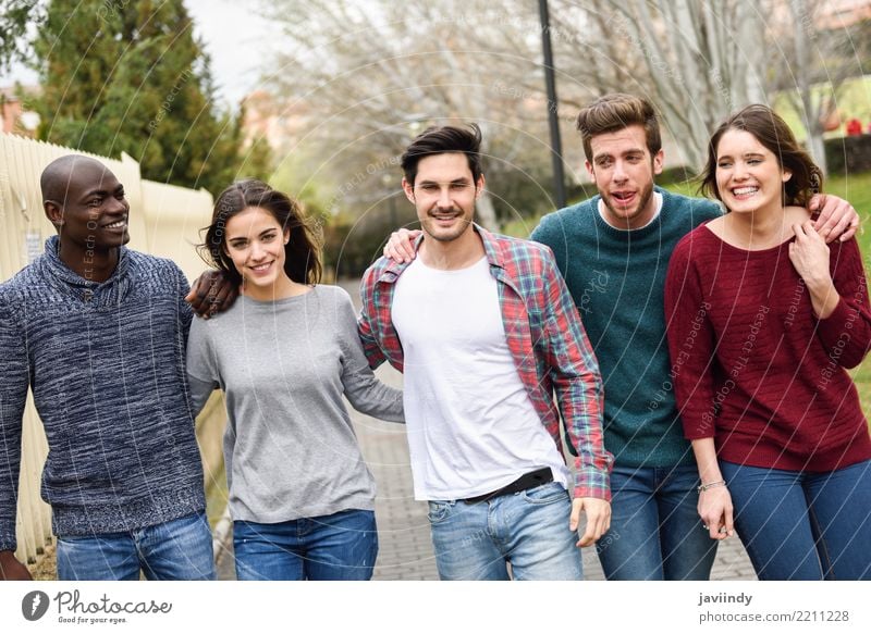 Gruppe multiethnische junge Leute, die zusammen draußen gehen Lifestyle Freude Glück Studium Mensch Frau Erwachsene Mann Freundschaft 5 Menschengruppe