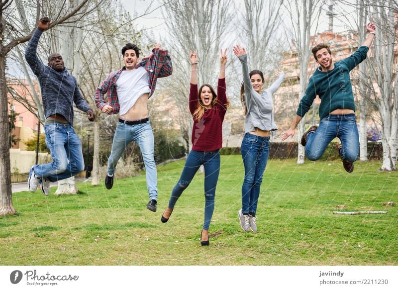 Mehrrassige junge Menschen, die gemeinsam im Freien springen. Lifestyle Freude Glück Studium maskulin feminin Junge Frau Jugendliche Junger Mann Erwachsene