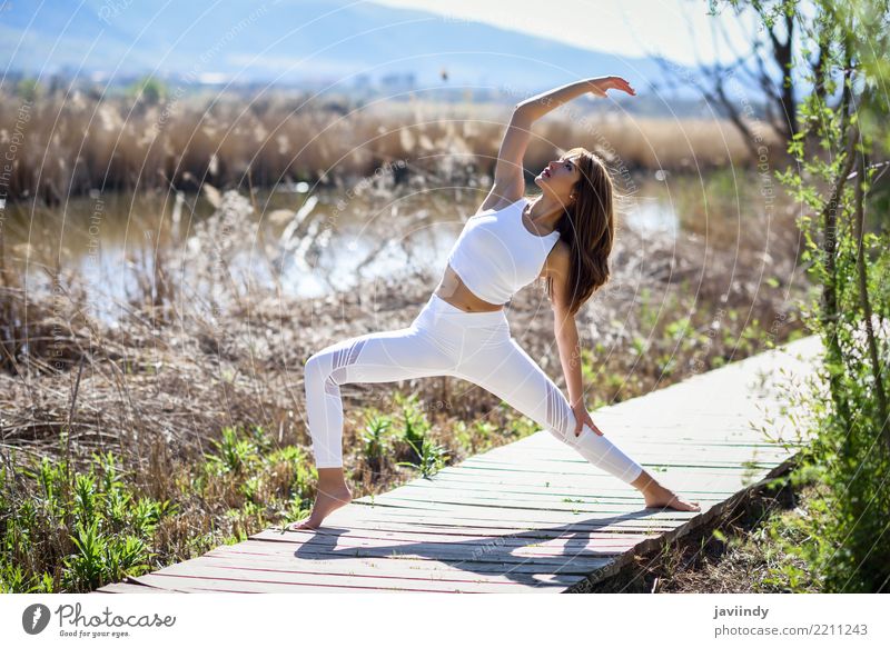 Junge Frau, die Yoga auf hölzerner Straße in der Natur tut. Lifestyle schön Körper Erholung Meditation Sonne Sport Mensch feminin Jugendliche Erwachsene 1
