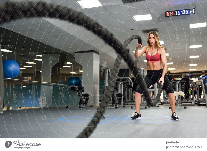 Frau mit Kampfseilen trainieren in der Eignungsturnhalle. Freude schön Körper Wellen Club Disco Sport Klettern Bergsteigen Mensch feminin Erwachsene