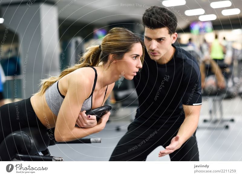 Persönlicher Trainer, der jungen Frauen hilft, Gewichte zu heben Lifestyle Körper Sport Mensch maskulin Erwachsene Mann 2 18-30 Jahre Jugendliche Eisenbahn