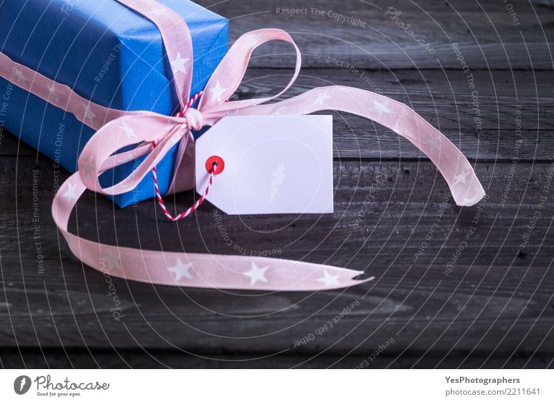 Geschenkbox mit Label-Tag Handarbeit Dekoration & Verzierung Feste & Feiern Weihnachten & Advent Silvester u. Neujahr Paket verkaufen Fröhlichkeit Überraschung