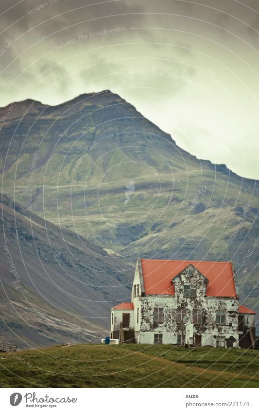 Home Häusliches Leben Haus Natur Himmel Wolken Wetter Wiese Hügel Berge u. Gebirge Gipfel alt dunkel Einsamkeit Vergangenheit Vergänglichkeit Island mystisch