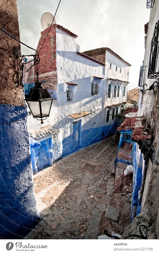 Chefchaouen Chechaouen Marokko Afrika Dorf Stadt Stadtzentrum Altstadt Menschenleer Haus Gebäude Mauer Wand alt blau weiß Einsamkeit Kultur modern stagnierend