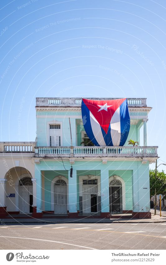 Cienfuegos (KUBA) Dorf Kleinstadt Stadt Haus blau mehrfarbig grau grün rot Fahne Kuba Balkon Säule Stern Streifen Altertum episch schön sehenswert