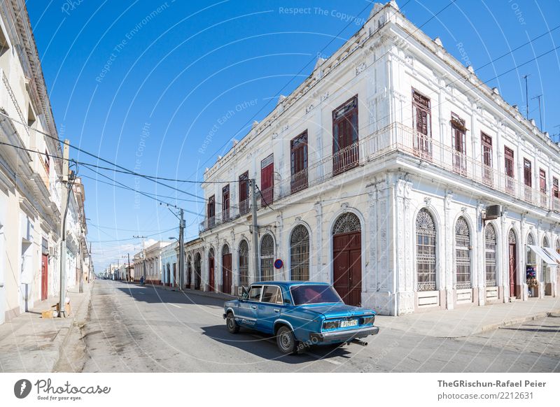 Cienfuegos (KUBA) Dorf Kleinstadt blau grau weiß Kuba Haus Bauwerk alt Fassade Tür Balkon PKW fahren Oldtimer Altstadt ästhetisch schön Reisefotografie