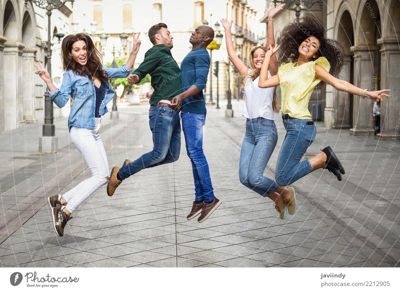 Multiethnische Gruppe junge Leute, die Spaß zusammen draußen haben Lifestyle Freude Glück schön Sommer Frau Erwachsene Mann Freundschaft 5 Mensch Menschengruppe