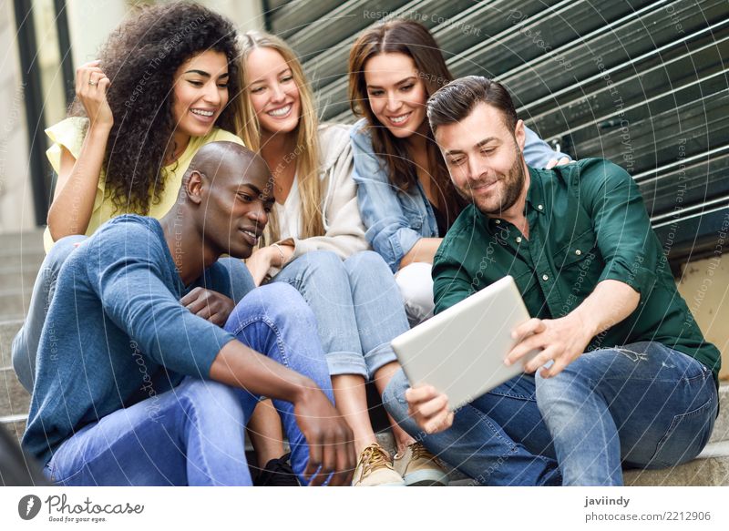 Mehrrassige Gruppe, die sich einen Tablet-Computer im Freien ansieht. Lifestyle Freude Glück schön Mensch maskulin feminin Frau Erwachsene Mann Freundschaft 5