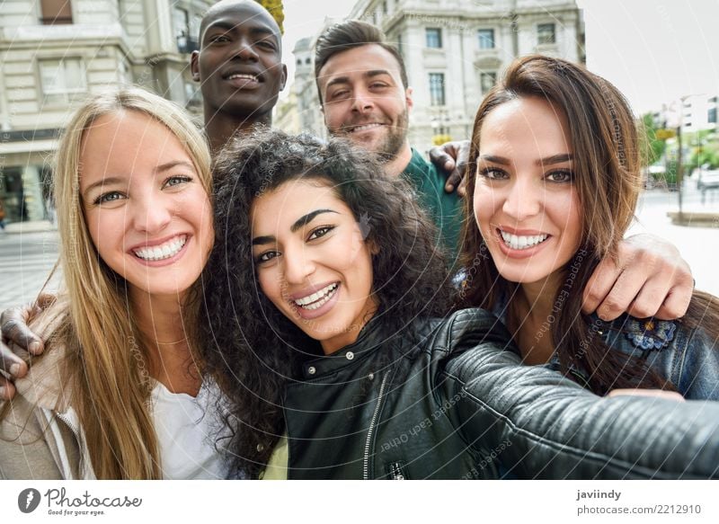 Multirassische Gruppe von Freunden, die Selfie in einer städtischen Straße nehmen. Lifestyle Freude Glück schön Freizeit & Hobby Ferien & Urlaub & Reisen PDA
