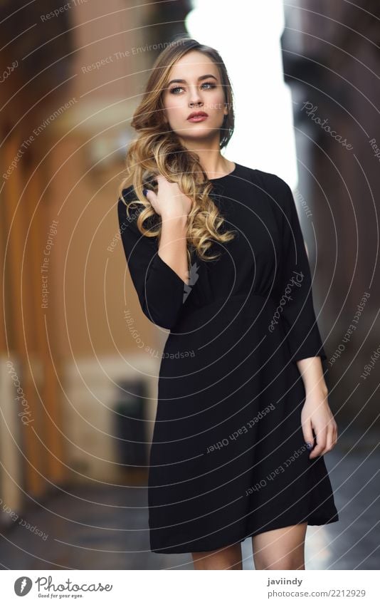 Blonde Frau im städtischen Hintergrund, der schwarzes Kleid trägt Lifestyle Stil schön Haare & Frisuren Gesicht Mensch feminin Erwachsene 1 18-30 Jahre