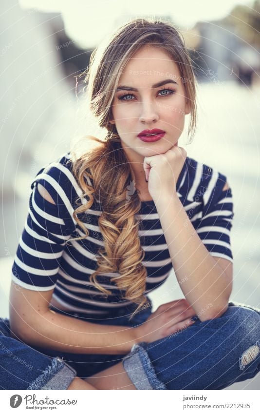 Blonde Frau, Modell der Mode, sitzt auf einer Bank im städtischen Hintergrund. Lifestyle Glück schön Haare & Frisuren Sommer Mensch Erwachsene Straße Hemd