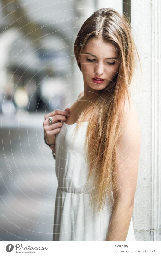Junges blondes Mädchen, das zufällige Kleidung im städtischen Hintergrund trägt Lifestyle Glück schön Haare & Frisuren Gesicht Leben Sommer Mensch Frau