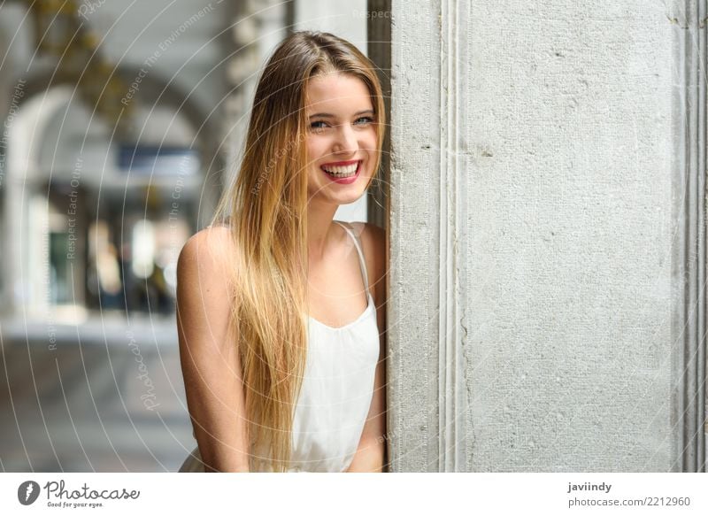 Porträt eines schönen blonden Mädchens im städtischen Hintergrund mit weißem Kleid Lifestyle Glück Haare & Frisuren Gesicht Leben Sommer Mensch feminin Frau