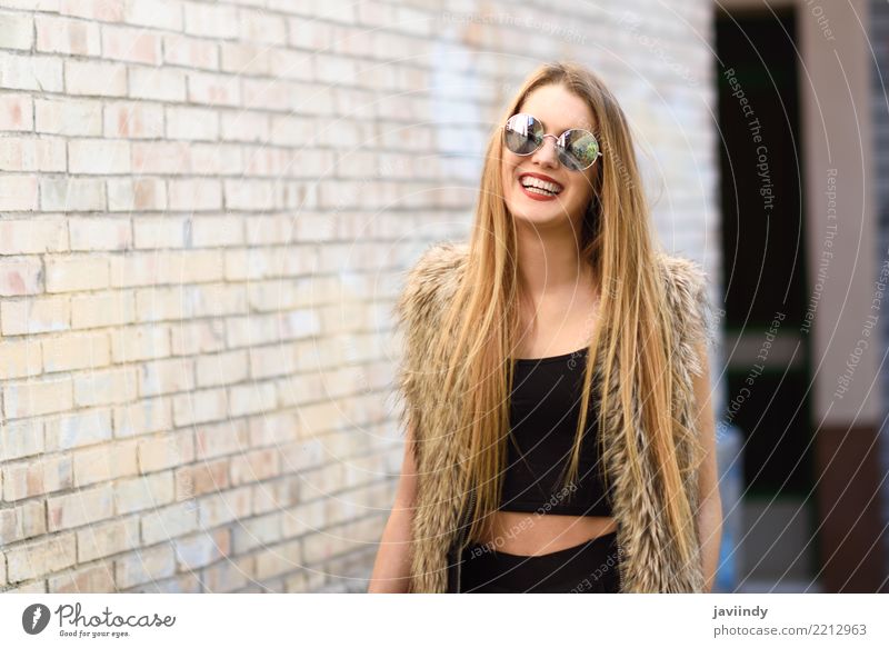Blondes Mädchen, das runde Sonnenbrille tragend lächelt Lifestyle Glück schön Haare & Frisuren Gesicht Leben Sommer Mensch feminin Frau Erwachsene Jugendliche 1