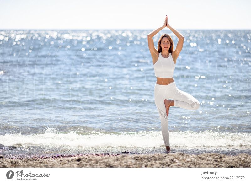 Junge Frau, die Yoga im Strand tut. Lifestyle schön Wellness Erholung Meditation Sommer Meer Sport Mensch Erwachsene Natur Fitness Fröhlichkeit natürlich weiß