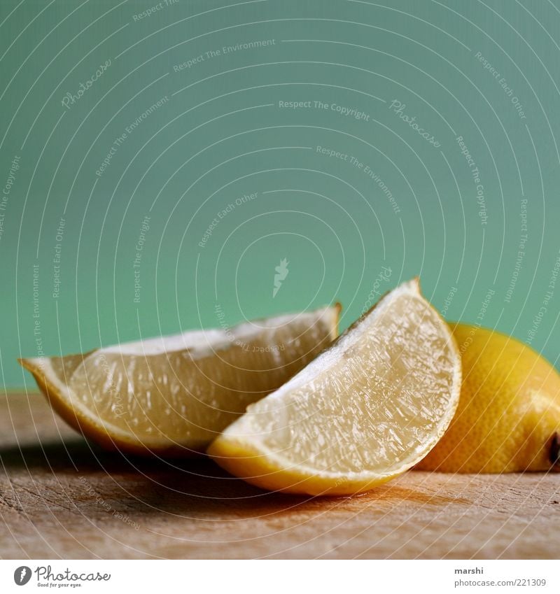 radioactive Lebensmittel Frucht Ernährung Bioprodukte sauer gelb Zitrone zitronengelb Zitronenscheibe Holzbrett saftig Zitrusfrüchte Geschmackssinn