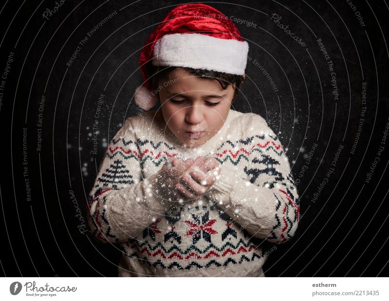 kleines Kind bläst Schnee von den Händen in Weihnachten Lifestyle Ferien & Urlaub & Reisen Abenteuer Winter Party Veranstaltung Feste & Feiern