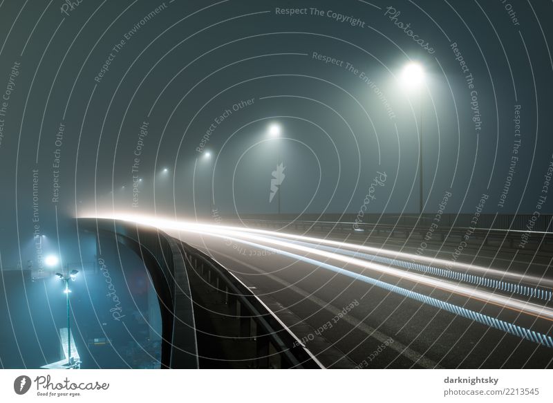 Schnellstraße mit Autoverkehr bei Nacht und Nebel Industrie Güterverkehr & Logistik Stadt Brücke Verkehr Verkehrswege Personenverkehr Straßenverkehr Autofahren