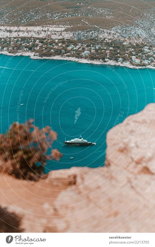 Schiff vor der Küste von Marseille Lifestyle Umwelt Natur Landschaft Wasser Berge u. Gebirge Bucht Stadt Hafenstadt Kreuzfahrtschiff Schifffahrt ästhetisch blau