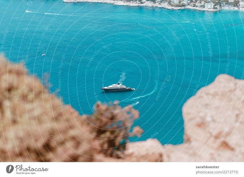 Schiff vor der Küste von Marseille Lifestyle Wellness Wohlgefühl Erholung Freizeit & Hobby Ferien & Urlaub & Reisen Kreuzfahrtschiff Natur Landschaft Wasser