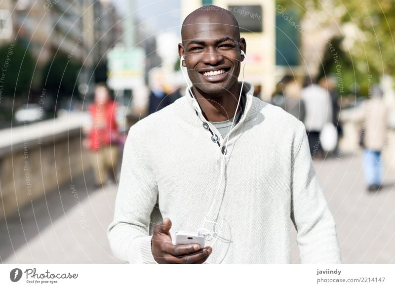 Schwarzer junger Mann mit einem Smartphone in seiner Hand Lifestyle Glück schön Gesicht Telefon PDA Technik & Technologie Mensch Erwachsene 1 18-30 Jahre