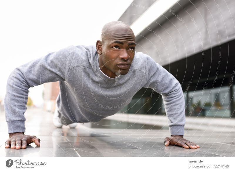 Fitness schwarzer Mann, der Liegestütze trainiert. Lifestyle Körper Sport Mensch Erwachsene muskulös stark Kraft Afrikanisch üben schieben Athlet jung Training
