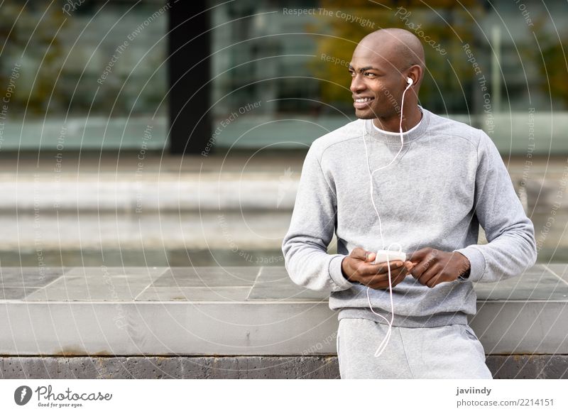 Attraktiver schwarzer Mann beim Musikhören mit Kopfhörern Lifestyle Glück Sport Telefon PDA Technik & Technologie Mensch Erwachsene 1 18-30 Jahre Jugendliche
