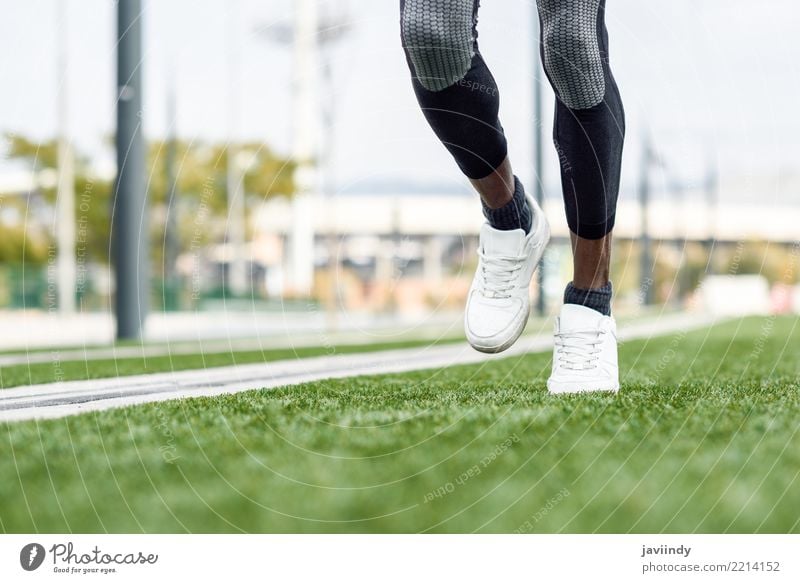 Füße des schwarzen Mannes beginnend, in städtischen Hintergrund zu laufen. Lifestyle Sport Joggen Mensch Erwachsene Fuß Turnschuh Fitness muskulös Afrikanisch