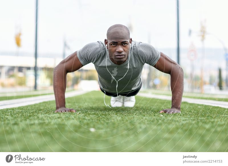 Das Trainieren des schwarzen Mannes des Eigners drücken ups Lifestyle Körper Sport Headset Mensch Erwachsene Fitness muskulös stark Kraft Afrikanisch üben