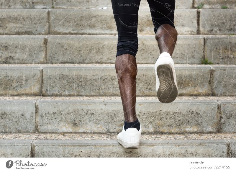 Athletische Beine des schwarzen Sportmannes mit scharfen Muskeln Lifestyle Körper Joggen Mensch Mann Erwachsene Fitness muskulös Kraft Treppe rennen Freitreppe