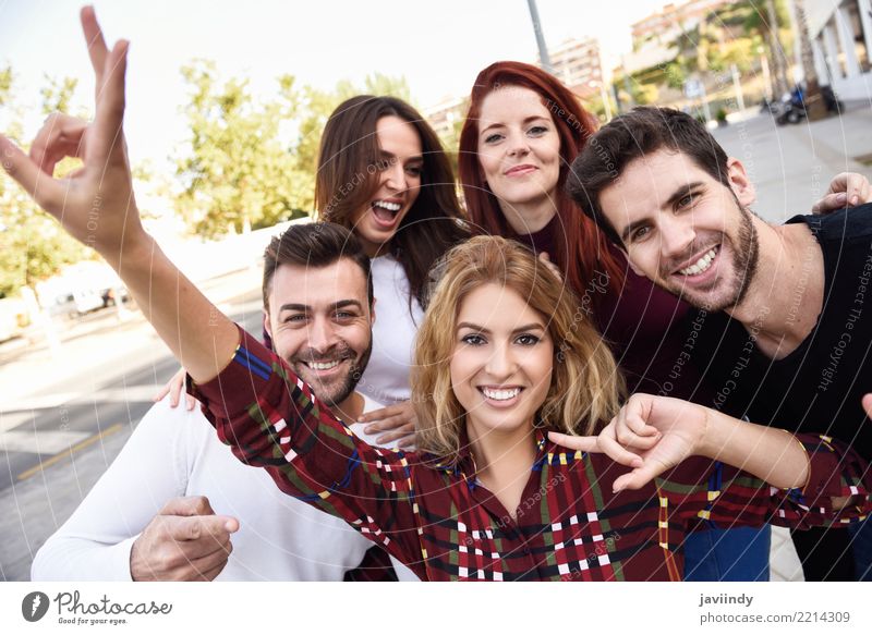 Gruppe Freunde, die selfie im städtischen Park nehmen Lifestyle Freude Glück schön Freizeit & Hobby Telefon PDA Fotokamera Mensch maskulin Frau Erwachsene Mann