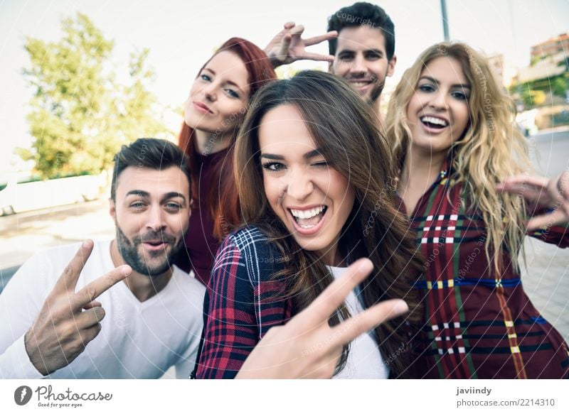 Gruppe Freunde, die selfie im städtischen Park nehmen Lifestyle Freude Glück schön Freizeit & Hobby Telefon PDA Fotokamera maskulin feminin Frau Erwachsene Mann