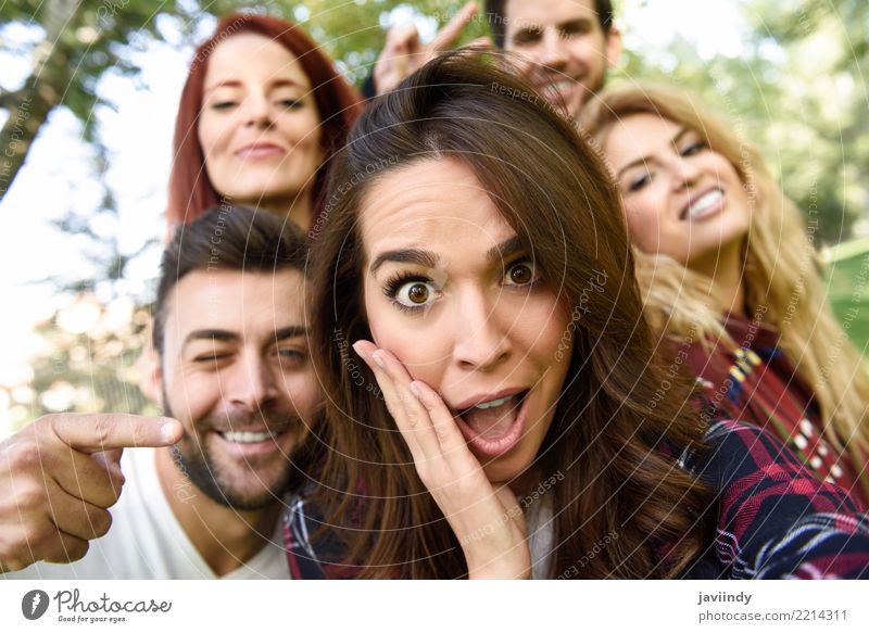 Gruppe Freunde, die selfie im städtischen Park nehmen Lifestyle Freude Glück schön Freizeit & Hobby Telefon PDA Fotokamera Mensch maskulin feminin Frau