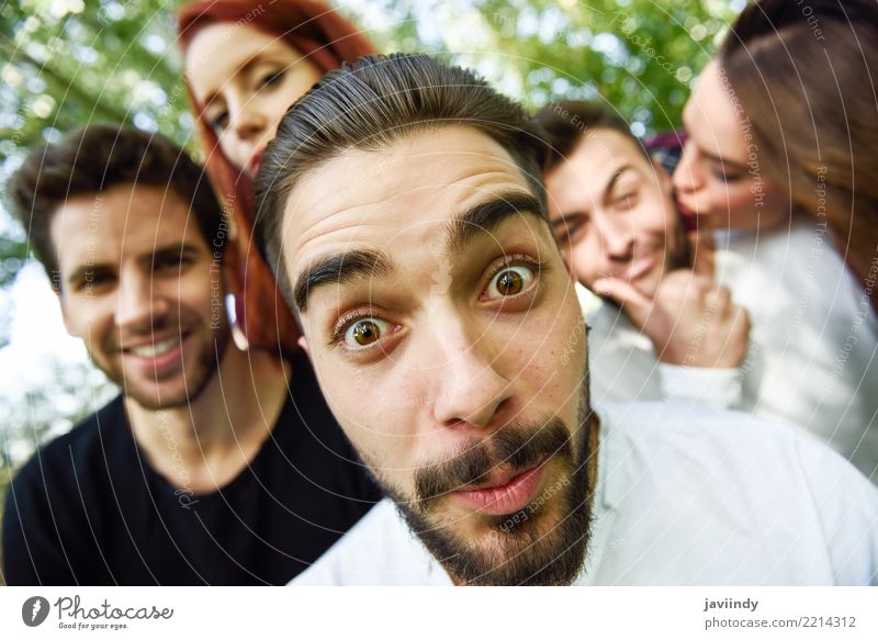 Gruppe Freunde, die selfie im städtischen Park nehmen Lifestyle Freude Glück schön Freizeit & Hobby Telefon PDA Fotokamera Mensch Frau Erwachsene Mann