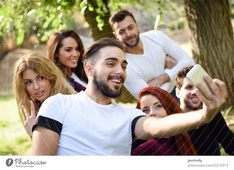 Gruppe Freunde, die selfie im städtischen Park nehmen Lifestyle Freude Glück schön Freizeit & Hobby Telefon PDA Fotokamera Frau Erwachsene Mann Freundschaft 6
