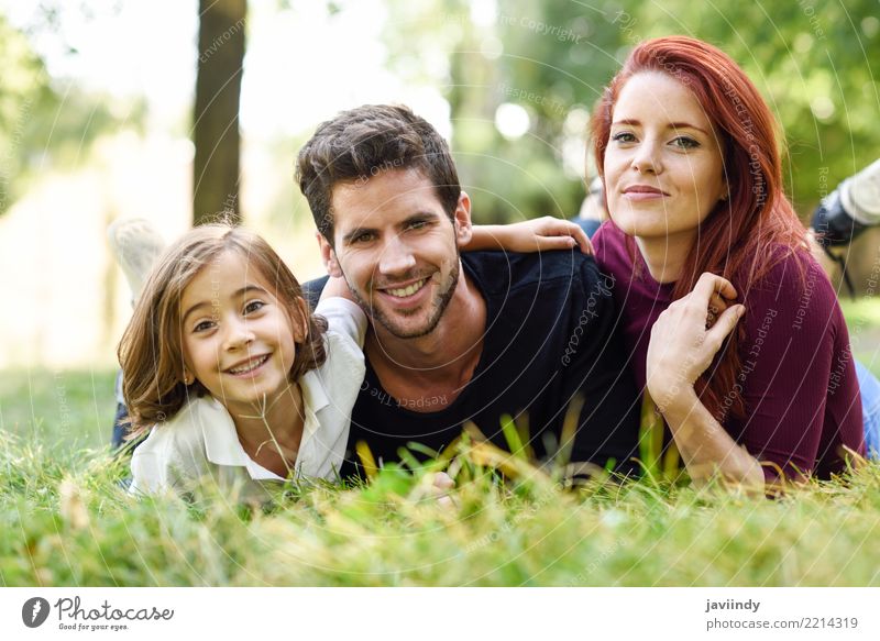 Gluckliche Junge Familie In Einem Stadtischen Park Ein Lizenzfreies Stock Foto Von Photocase