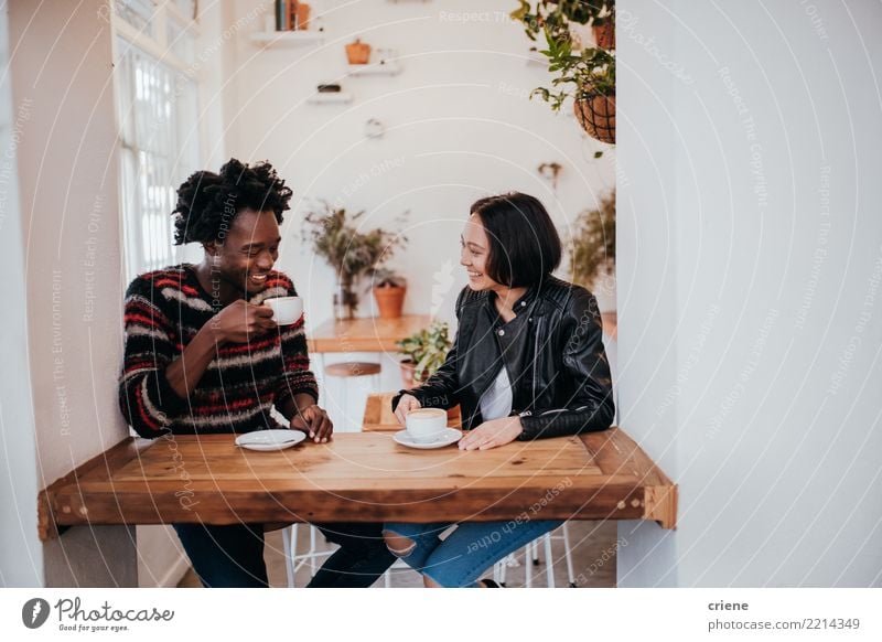 Mixed Race junges erwachsenes Paar trinkt Kaffee im Cafe Frühstück Kaffeetrinken Getränk Heißgetränk Espresso Lifestyle Freude Tisch Restaurant Sitzung Mensch