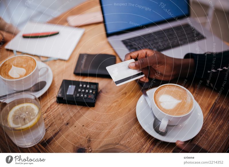 Mann, der Kreditkarte für Zahlung im Restaurant verwendet Getränk trinken Kaffee Espresso Lifestyle Geld Erfolg Arbeit & Erwerbstätigkeit Kapitalwirtschaft