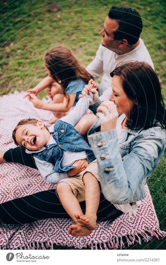 Familie mit Kindern, die Spaß am Picknick im Park haben Lifestyle Freude Glück Spielen Kindererziehung Mensch Kleinkind Frau Erwachsene Eltern Mutter