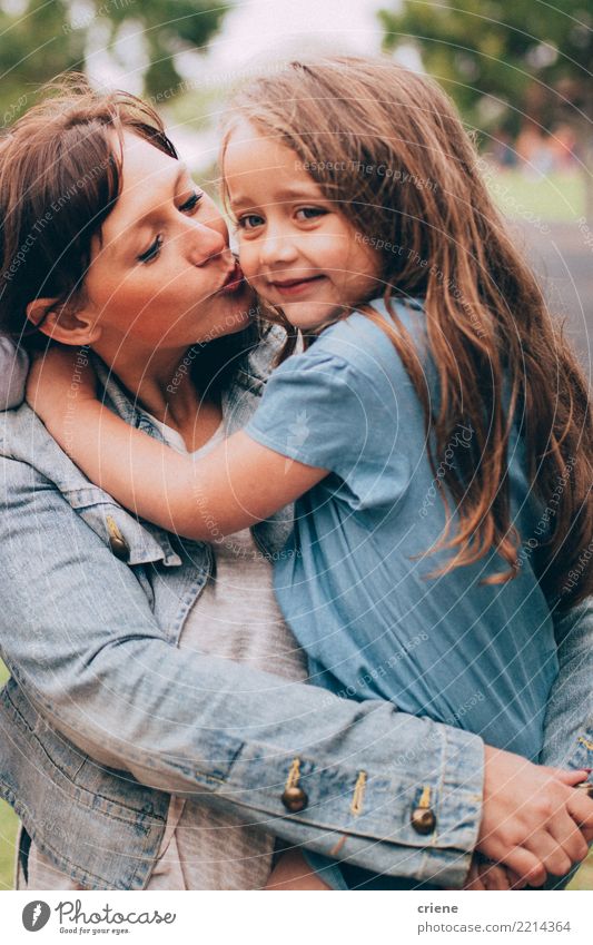 Mutter, die der netten kleinen Tochter einen Kuss auf der Backe gibt Lifestyle Freude Glück Freizeit & Hobby Kindererziehung Mensch feminin Mädchen Frau