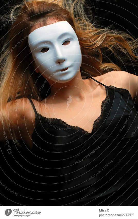 Ein DL für Klausi schön Mensch feminin Gesicht Brust 1 Kleid Unterwäsche gruselig geheimnisvoll Maske verstecken unerkannt blond Farbfoto Experiment