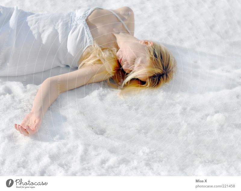 Schneeleiche Mensch feminin Junge Frau Jugendliche 1 18-30 Jahre Erwachsene Winter Eis Frost Kleid liegen blond kalt Tod schlafen Müdigkeit frieren bleich