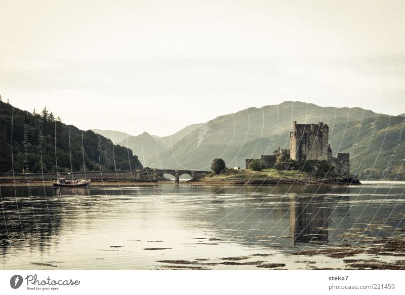 homedelivery Berge u. Gebirge Seeufer Insel Sehenswürdigkeit Brücke Fischerboot Idylle ruhig Schottland Mittelalter Highlands Eilean Donan Castle