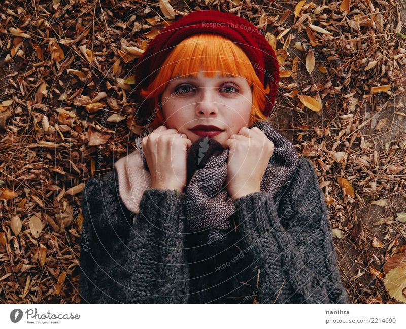 Schöne und Rothaarigefrau an einem Herbsttag Lifestyle Stil schön Gesicht Mensch feminin Junge Frau Jugendliche 1 18-30 Jahre Erwachsene Natur Blatt Pullover