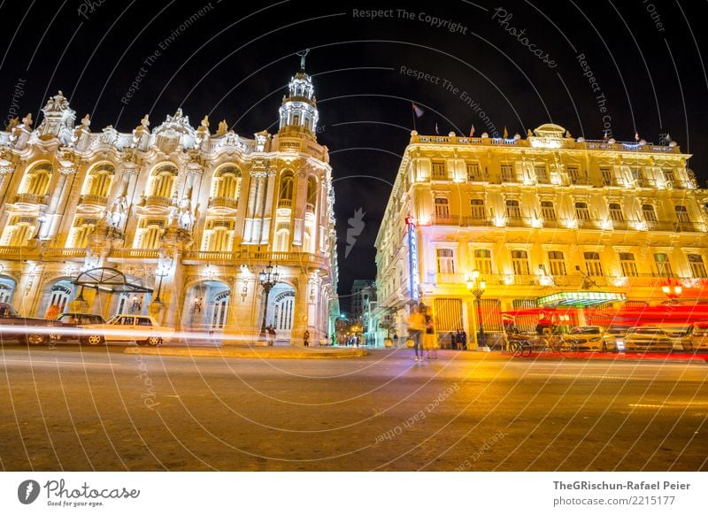 Havanna by Nitht Stadt Hauptstadt mehrfarbig gelb gold Licht Langzeitbelichtung Kuba Straße Hotel grell lebhaft Gebäude Historische Bauten Nacht