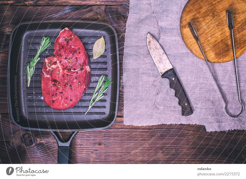 rohes Rindfleisch mit Gewürzen Lebensmittel Fleisch Kräuter & Gewürze Abendessen Pfanne Messer Tisch Holz Essen frisch oben rot schwarz Mahlzeit hacken