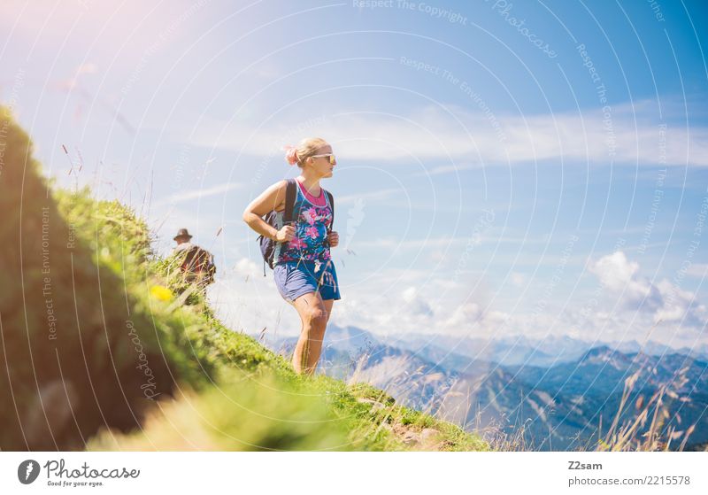 Junge Frau beim Aufstieg Freizeit & Hobby Abenteuer Freiheit Berge u. Gebirge wandern Jugendliche 30-45 Jahre Erwachsene Natur Landschaft Sonnenlicht Sommer